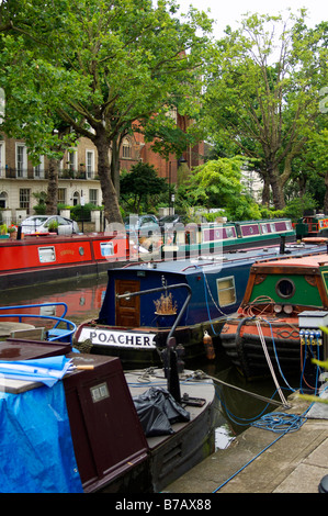 Narrowboats auf Regents Canal bei wenig Venedig, London, England, UK Stockfoto