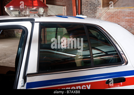 Verdächtigen im rückseitigen Sitz der Polizei-Auto Stockfoto