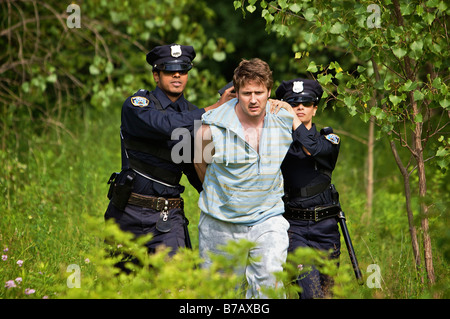 Polizisten verhaften vermuten Stockfoto