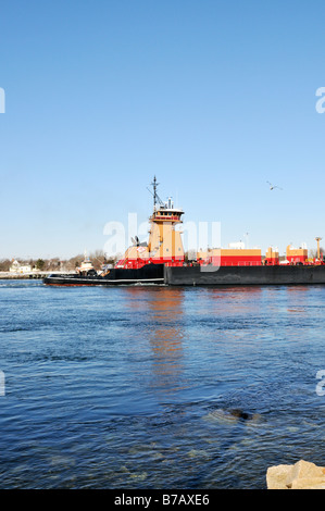 Schlepper schob ein Heizöl Lastkahn im Ozean Stockfoto