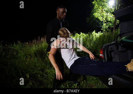 Mann, die Entsorgung des menschlichen Leibes Stockfoto