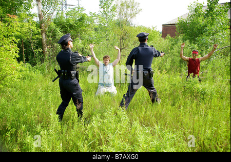 Polizei verhaftet verdächtigen Stockfoto