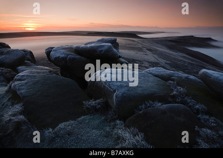 Dawn-Blick Richtung Higger Tor von Stanage Edge, Peak District National Park, Derbyshire, England, UK Stockfoto