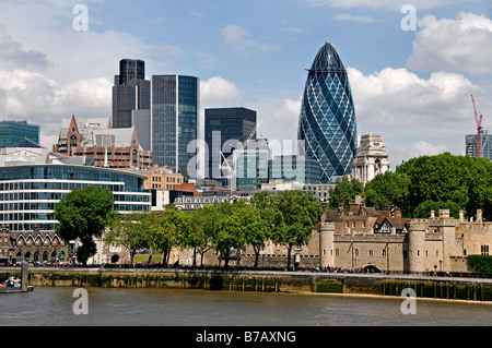 Skyline von Gherkin finanzielle Bank Handelszentrum Bezirk am Flussufer Fluss Themse Mary Axe Swiss Re Tower von London skyline Stockfoto