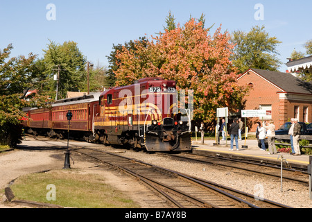 Diesel Lokomotive Köpfe Touristenzug auf Conway Scenic Railroad Conway NH New Hampshire USA Vereinigte Staaten von Amerika Stockfoto