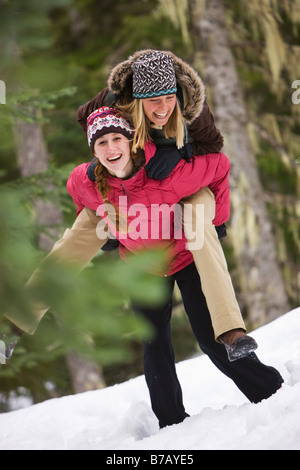 Frauen spielen im Schnee, Regierung Camp, Oregon, USA Stockfoto