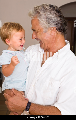 Porträt eines kleinen Jungen mit Opa Stockfoto