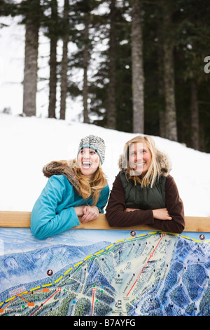 Frau in Winterkleidung Karte Zeichen, Regierung Camp, Oregon, USA Stockfoto