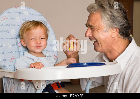 Opa Fütterung Enkel Stockfoto