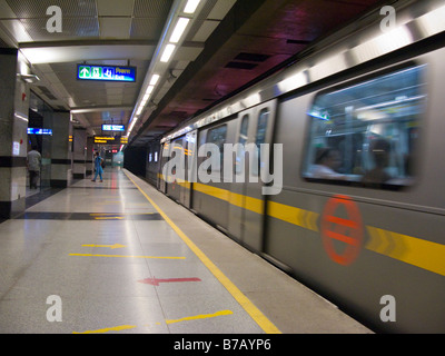 Ein gelbe Linie Zug bewegt sich weg von der Plattform an Chandni Chowk Station auf der Delhi Metro Rail System. Delhi. Indien. (45) Stockfoto