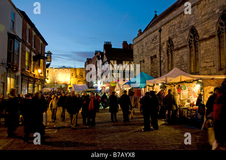 Scharen von Käufern /people herumlaufen Lincoln Weihnachtsmarkt nachts Lincolnshire England UK Stockfoto