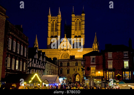 Massen von Menschen herumlaufen Lincoln Kathedrale während der Weihnachtszeit Markt Lincolnshire England UK Stockfoto