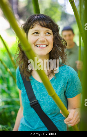 Paar im Bambuswald im Golden Gate Park, San Francisco, Kalifornien, USA Stockfoto