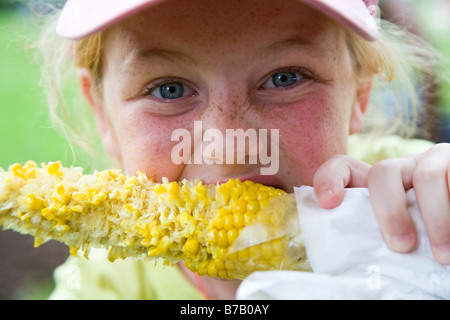 Mädchen essen Corn on the Cob, Chicago, Illinois, USA Stockfoto