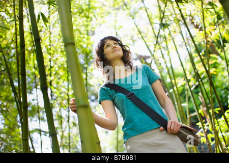 Frau im Bambuswald im Golden Gate Park, San Francisco, Kalifornien, USA Stockfoto