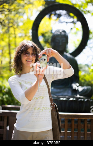 Frau, die die Bilder in der japanischen Teegarten im Golden Gate Park, San Francisco, Kalifornien, USA Stockfoto