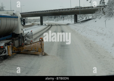 Schneepflug auf der Autobahn. Stockfoto