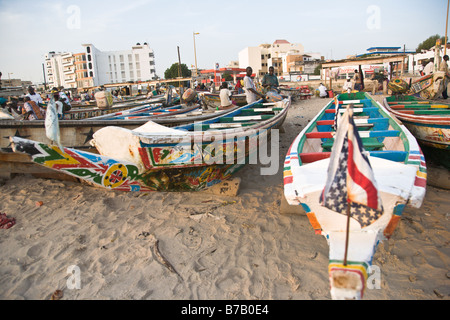 Bunt bemalten Fischerboote säumen den Strand an diesem Fischmarkt in Dakar, Senegal. Stockfoto