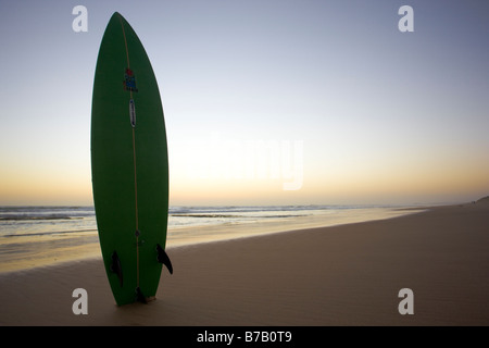 Ein stock Foto von einem Surfbrett in den Sand am Strand Stockfoto