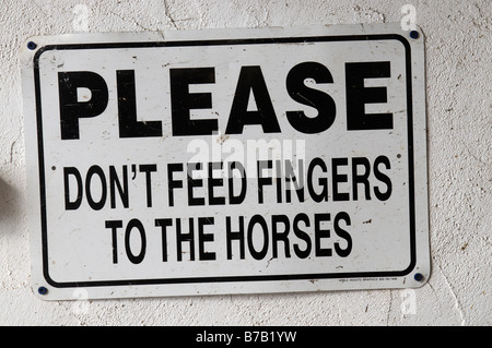 Warnzeichen vor Pferden stabil die liest Dont Feed Finger zu den Pferden Stockfoto