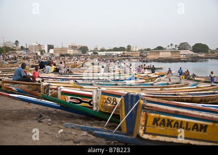 Bunt bemalten Fischerboote säumen den Strand an diesem Fischmarkt in Dakar, Senegal. Stockfoto