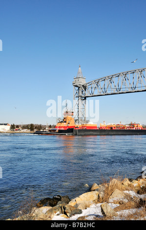 Schlepper und Kahn in Cape Cod Canal vorbei UnderRailroad Bridge USA Stockfoto