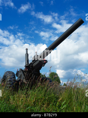 Ein 25-Pfünder-Geschütz, wie es im zweiten Weltkrieg außerhalb einer Armeekasernen, Großbritannien, eingesetzt wurde Stockfoto