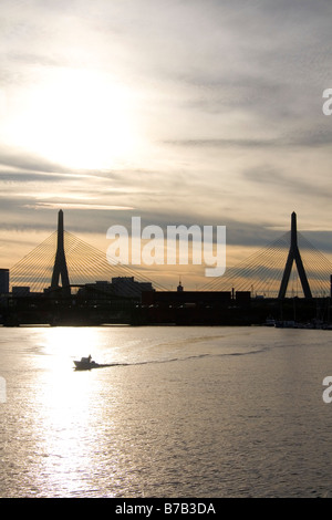 Die Leonard P Zakim Bunker Hill Memorial Brücke über den Charles River Boston Massachusetts, USA Stockfoto