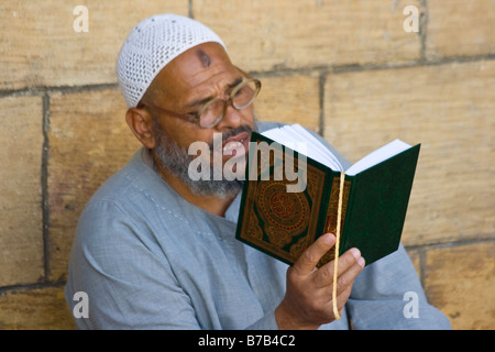 Muslimischen Mann Lesung aus dem Koran in der Al-Azhar-Moschee in Kairo Ägypten Stockfoto