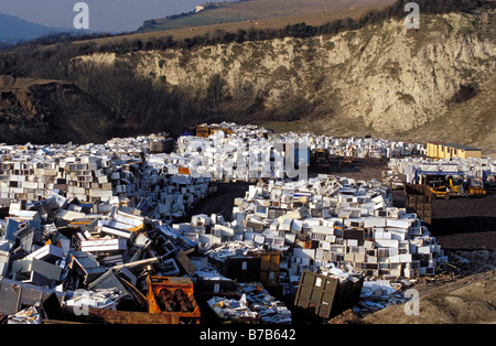 Alte Kühlschränke und Kühlschränke warten auf das Recycling im temporären Lagerort von Greystone Quarry, Southerham Pit bei Lewes, East Sussex, England. 2003 Stockfoto