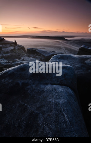 Dawn-Blick Richtung Higger Tor von Stanage Edge, Peak District National Park, Derbyshire, England, UK Stockfoto