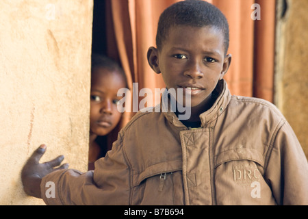 Mädchen und ihr Bruder in der Tür ihres Hauses in Segou Mali Westafrika Stockfoto