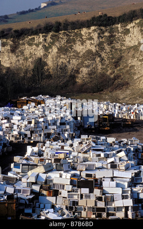 Alte Kühlschränke und Kühlschränke warten auf das Recycling im temporären Lagerort von Greystone Quarry, Southerham Pit bei Lewes, East Sussex, England. 2003 Stockfoto