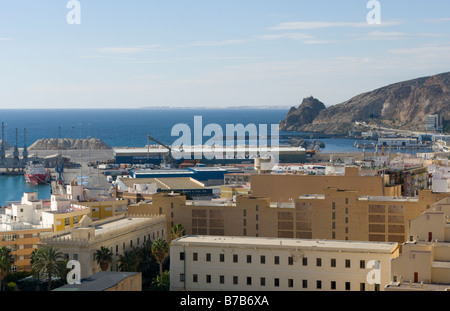 Ein Blick über die Dächer in Richtung Port Almeria Spanien Stockfoto