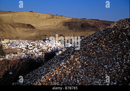 Alte Kühlschränke und Kühlschränke warten auf das Recycling im temporären Lagerort von Greystone Quarry, Southerham Pit bei Lewes, East Sussex, England. 2003 Stockfoto