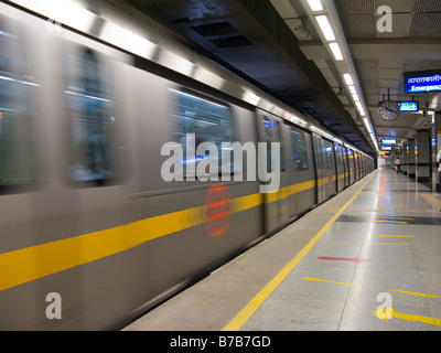 Ein gelbe Linie Zug bewegt sich weg von der Plattform an Chandni Chowk Station auf der Delhi Metro Rail System. Delhi. Indien. (45) Stockfoto