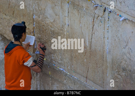 Junger jüdischer Mann an der Klagemauer in Jerusalem Stockfoto