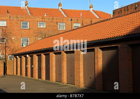 Zeilen der moderne des späten 20. Jahrhunderts Garagen im Parkplatz hinter neuen Häuser Mittelengland Bristol Stockfoto