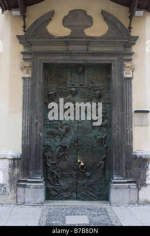 Metalltüren, St.-Nikolaus-Kathedrale in Ljubljana Slowenien Stockfoto