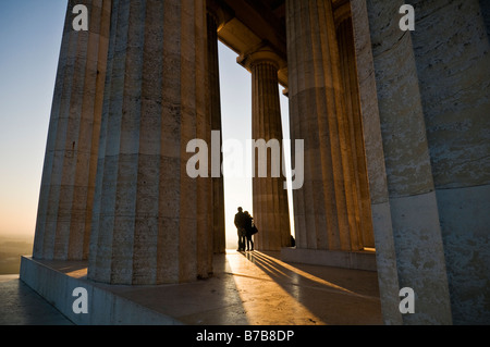 Schatten des Paares in die untergehende Sonne in Walhalla Tempel in der Nähe von Regensburg, Oberpfalz - Bayern, Deutschland Stockfoto