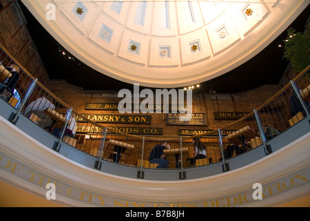 Blick auf die Kuppel im Inneren Quincy Market befindet sich im Faneuil Hall Marketplace in Boston Massachusetts, USA Stockfoto