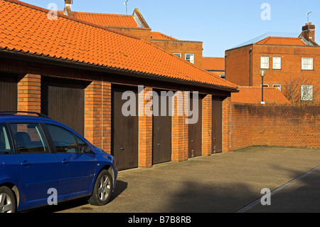 Zeilen der moderne des späten 20. Jahrhunderts Garagen im Parkplatz hinter neuen Häuser Mittelengland Bristol Stockfoto