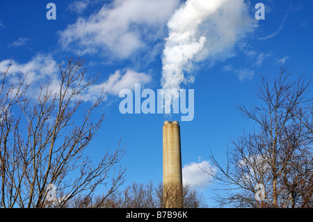 Kraftwerk-Schornstein mit weißer Rauch Stockfoto