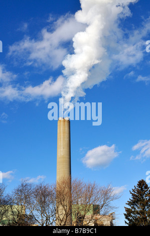 Kraftwerk-Schornstein aus Öl gefeuert Pflanze mit Auspuff gegen blauen Himmel Stockfoto