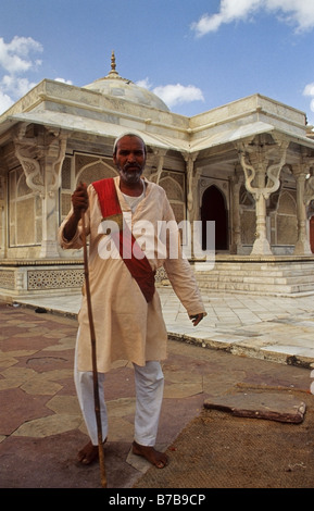 Porträt einer Wache vor dem Grab von Salim Chisti im Rathaushof der Jama Masjid (Moschee) in Fatehpur Sikri Stockfoto