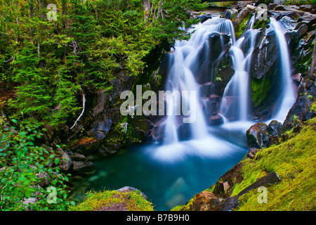 Unterrang der Ruby Falls am Fluss Paradies. Mount Rainier Nationalpark, Washington, USA Stockfoto