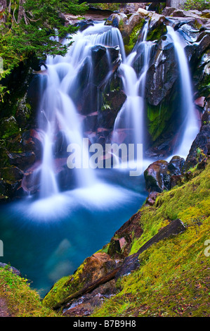 Unterrang der Ruby Falls am Fluss Paradies. Mount Rainier Nationalpark, Washington, USA Stockfoto