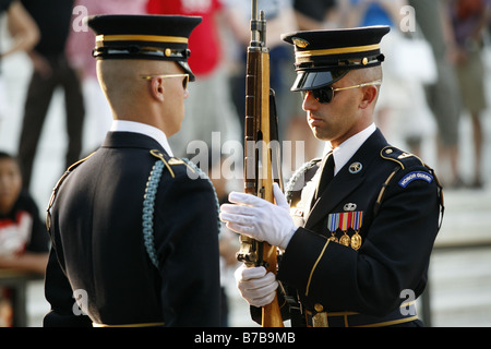 Die Wachablösung, das Grab des unbekannten, Arlington Staatsangehörig-Kirchhof, Arlington, Virginia, USA Stockfoto