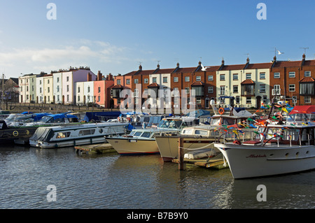 Häuser und Boote entlang Bathurst Becken Bristol City Hafen UK Stockfoto