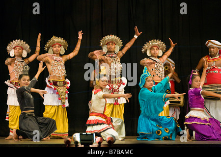 Kandy-Tänzer in Kostümen die Durchführung auf der Bühne in Kandy, Sri Lanka Stockfoto